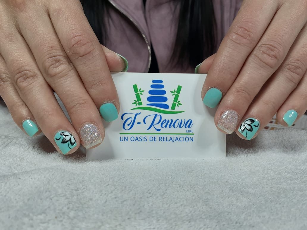 Manicura con esmaltado turquesa y nail art en Clínica T-Renova SPA